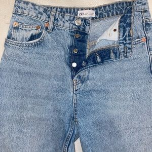ZARA 3/4 length loose mom jeans. Very lightly worn. Raw hem on bottom, button up